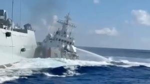 Филипините съобщават за наплив на китайски кораби в плитчината Скарбъроу след “смущаващ” сблъсък