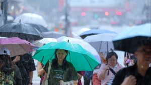 Чуждестранни журналисти обикалят фабриката на BAIC в Пекин