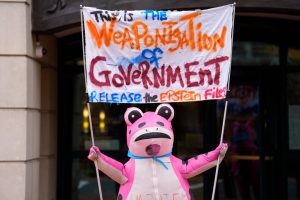 Американски съдия поставя под въпрос валидността на обвинението срещу бившия шеф на ФБР Коми