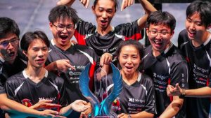 Китайски отбор блъска съперника си в стъклена стена, докато искри хвърчат при сблъсък с роботи в Абу Даби