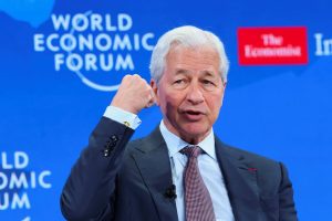 Тръмп съди JPMorgan, обвинявайки банката, че е закрила сметките му по политически причини