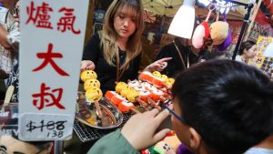 Играчките с рибено топче къри станаха хит, докато носталгията по Хонконг блести на панаира за Лунната Нова година