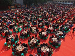 Голям обществен банкет привлича 2600 гости в Чунцин