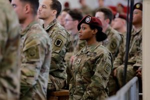 Тръмп приветства американското оръжие „дескомбобулатор“, докато се среща с военни части на Мадуро