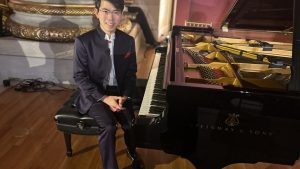узивно | Хонконгският пианист Аристо Шам носи музика – и послание за откритост – във Вашингтон